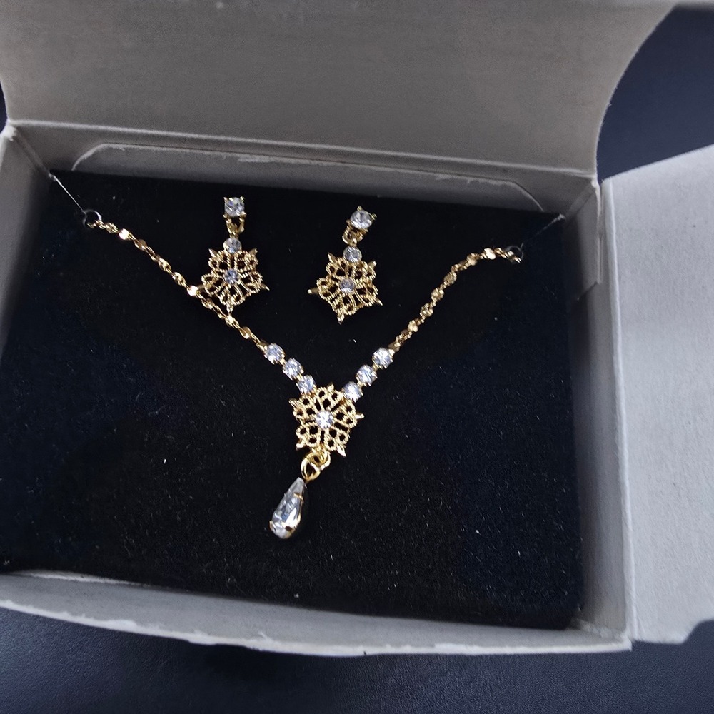 Avon Sparkle Ice Gift Set Necklace Earrings Rhinestone Pierced In Box